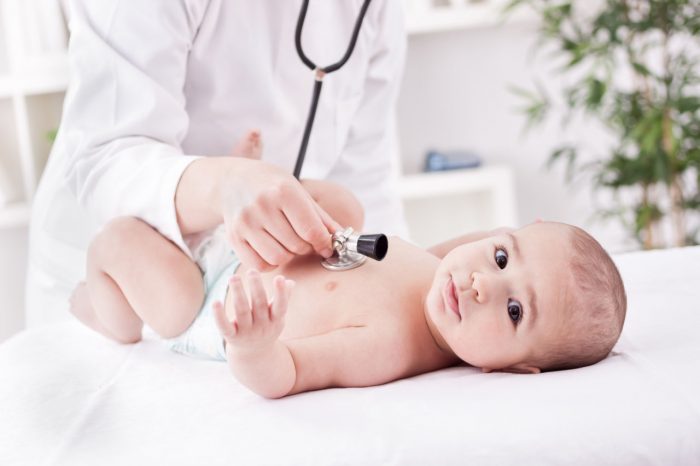 Katarakta kod beba – koji su uzroci i kada je operacija nužna?