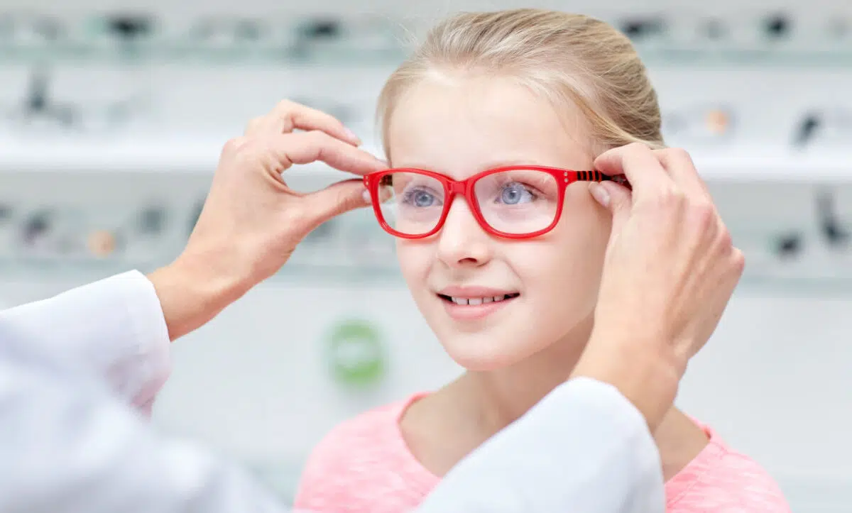 što kada dijete ne želi nositi naočale, kako uvjeriti dijete da nosi naočale, dijete odbija naočale